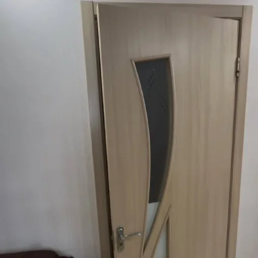 Межкомнатные двери с лудкой и наличниками, три двери