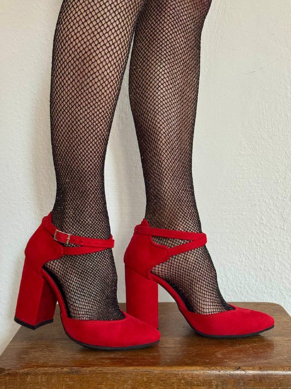 Красные туфли, черные ботильоны, черные сапоги, серебряные ботинки