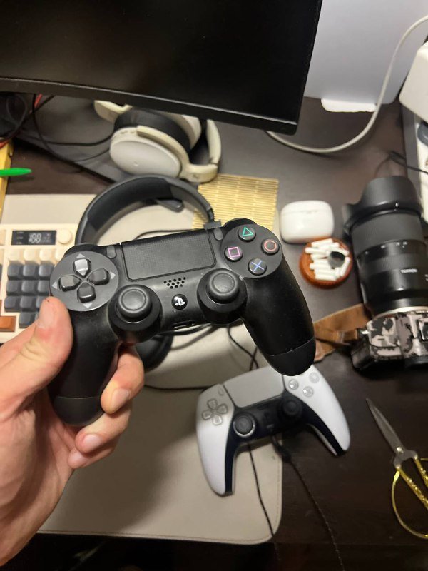 PS5 с геймпадами, гарнитурой JBL и играми 3