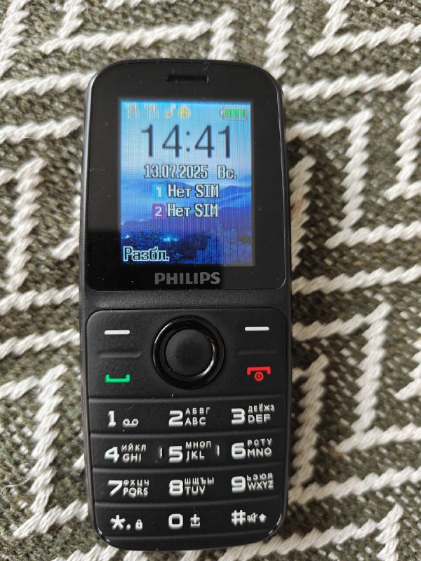 Кнопочный телефон Philips Xenium e109 2