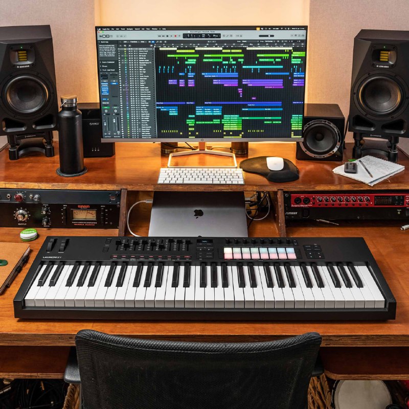 Launchkey 49 MK4 музыкальный контроллер