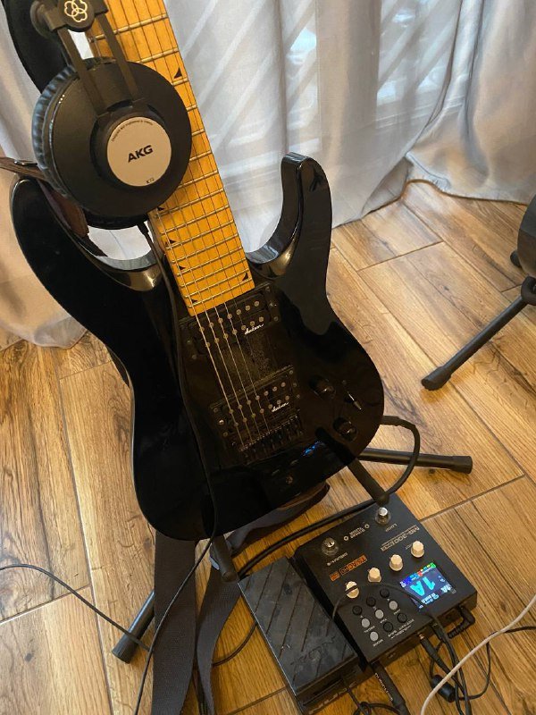 Гитара Jackson 22-7, процессор Nux, наушники AKG, стойка, чехол