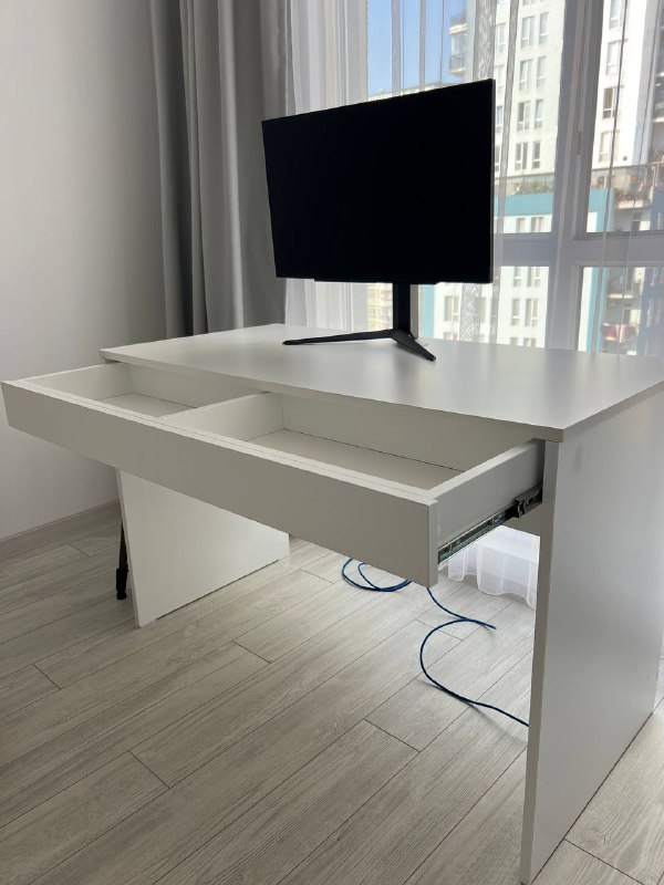 Компьютерный стол с выдвижным ящиком 2