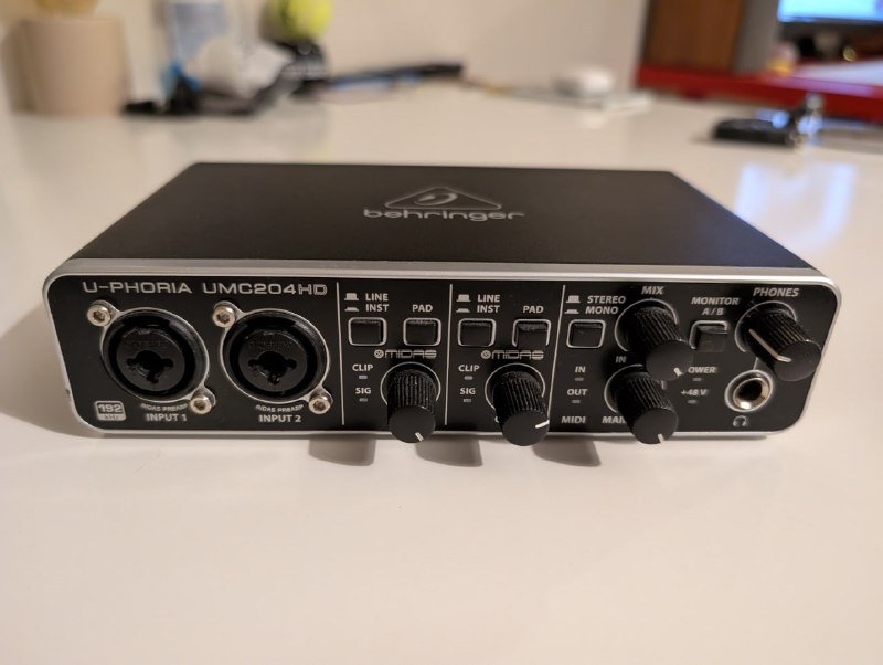 аудиокарта Behringer UMC204HD