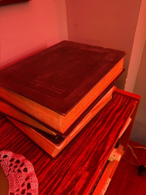 Комод, стулья, кресла, книги 7