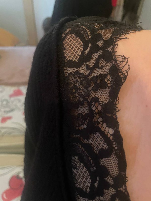 Чёрный свитер с кружевной оборкой 36-38 3