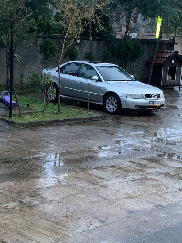 Audi 2000 года 1