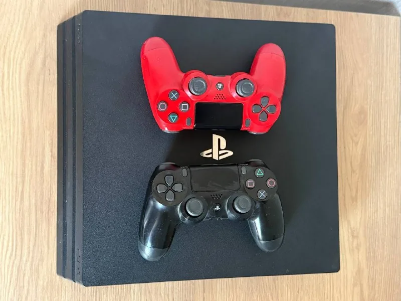PlayStation 4 Pro с двумя джойстиками