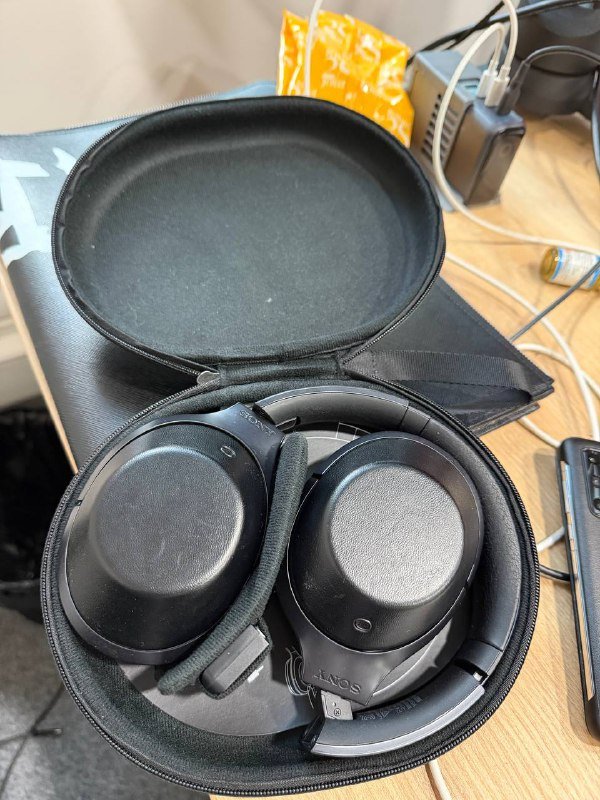 Наушники Sony MDR-1000X с аксессуарами и чехлом