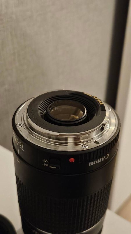 Canon EOS 1200D камера и объектив Canon 75-300mm 4