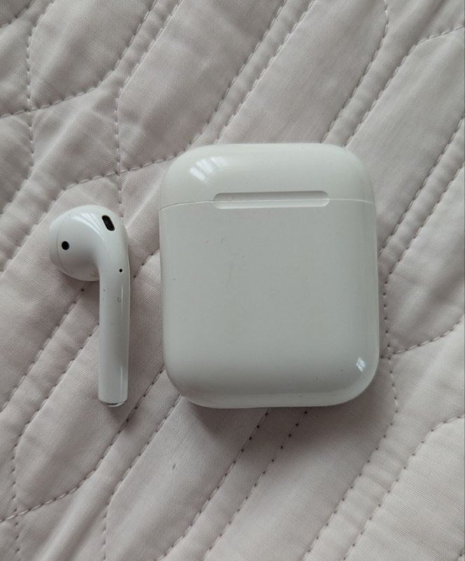 Кейс и 1 наушник Apple AirPods 2