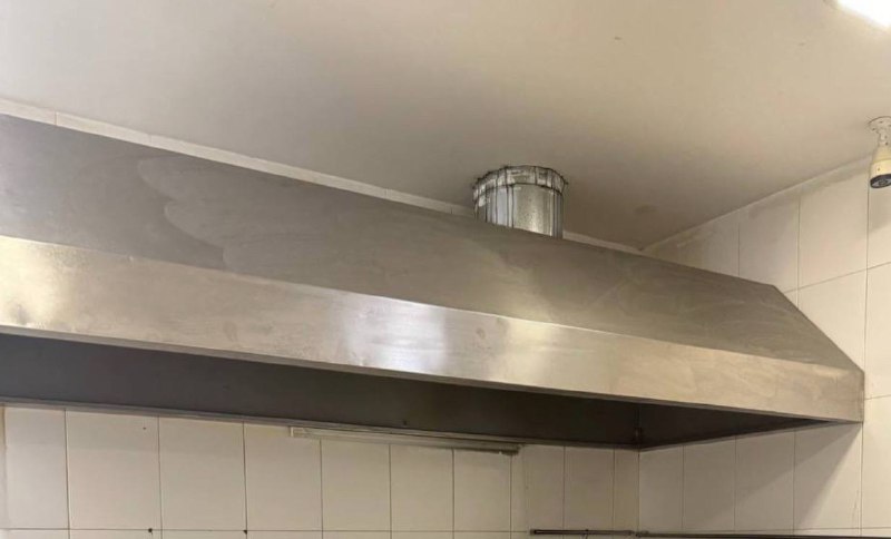 Деревянная дверь с зеркалами, газовая плита, вытяжка 2