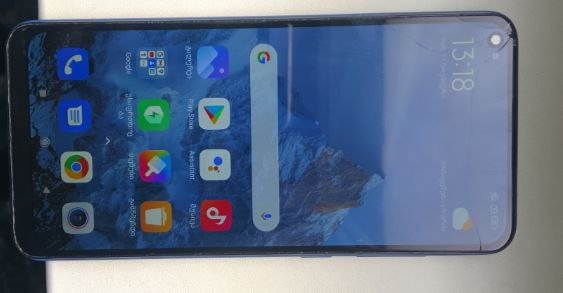 Смартфон Xiaomi с трещиной на экране 3