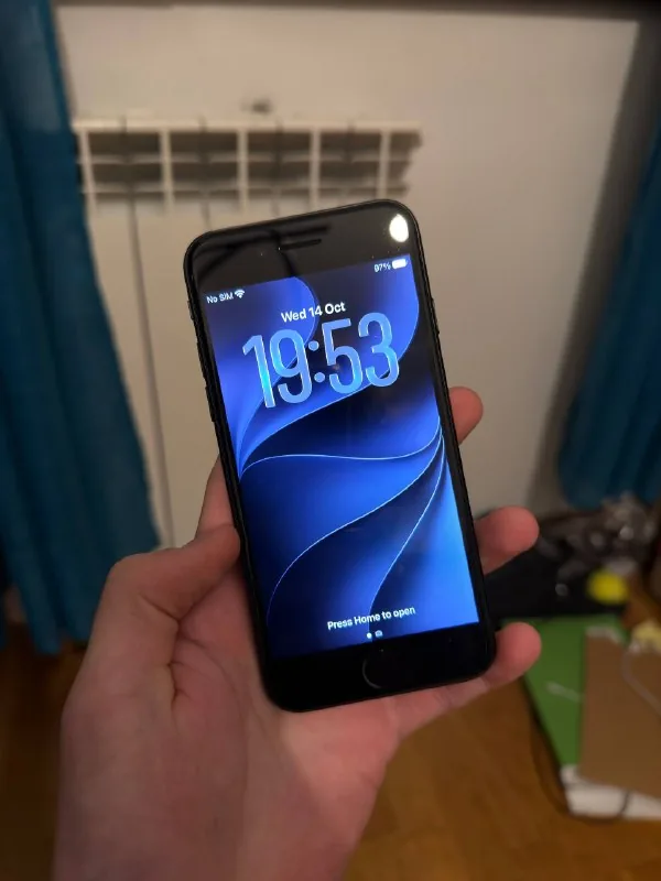 Продам iPhone SE 2 (2020), 64 ГБ 1
