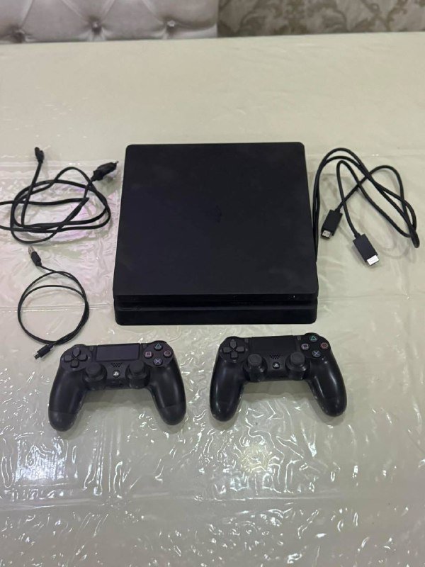Playstation 4 Slim, 2 джойстика, 3 кабеля