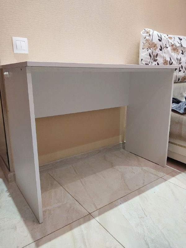 Миска для корма питомцев, письменные столы, монитор Dell 3