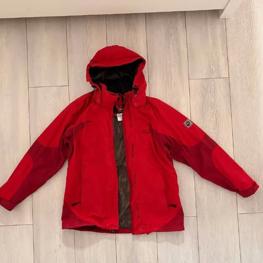 Красная тёплая куртка Jack Wolfskin