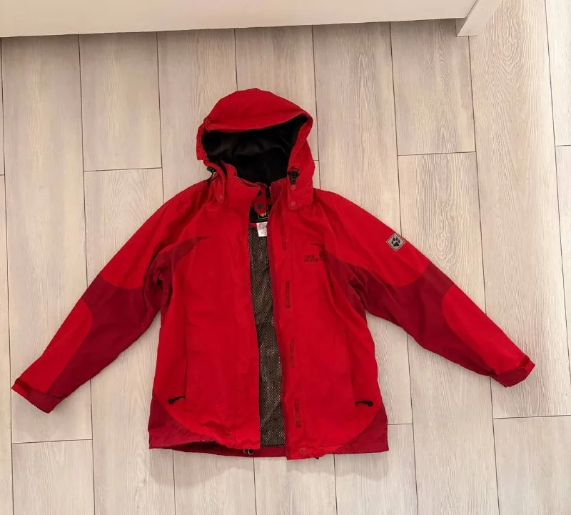 Красная тёплая куртка Jack Wolfskin