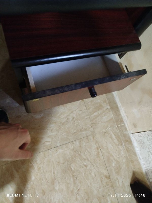 Офисный стол с тумбой и 3 ящиками 8