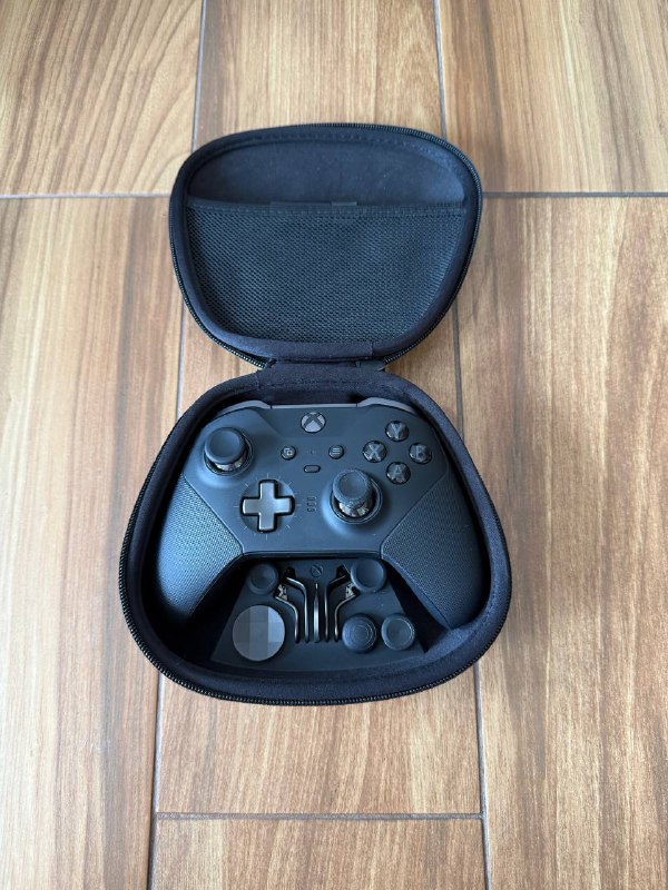 Xbox Series X консоль, два геймпада, HDMI кабель 2