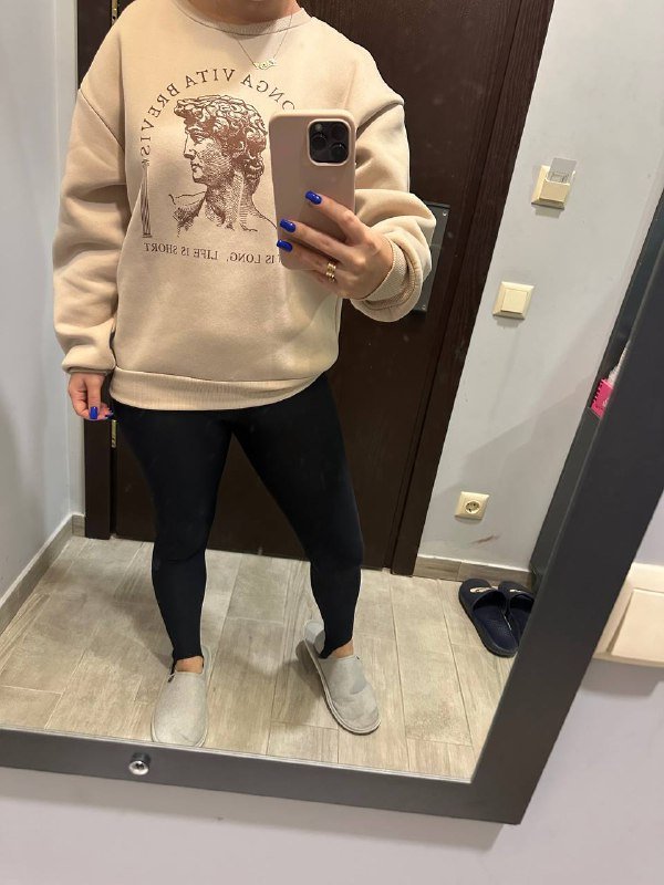 Укороченный свитшот, свитшот, куртка, сумка, парфюм, кожаный плащ, ботинки 2