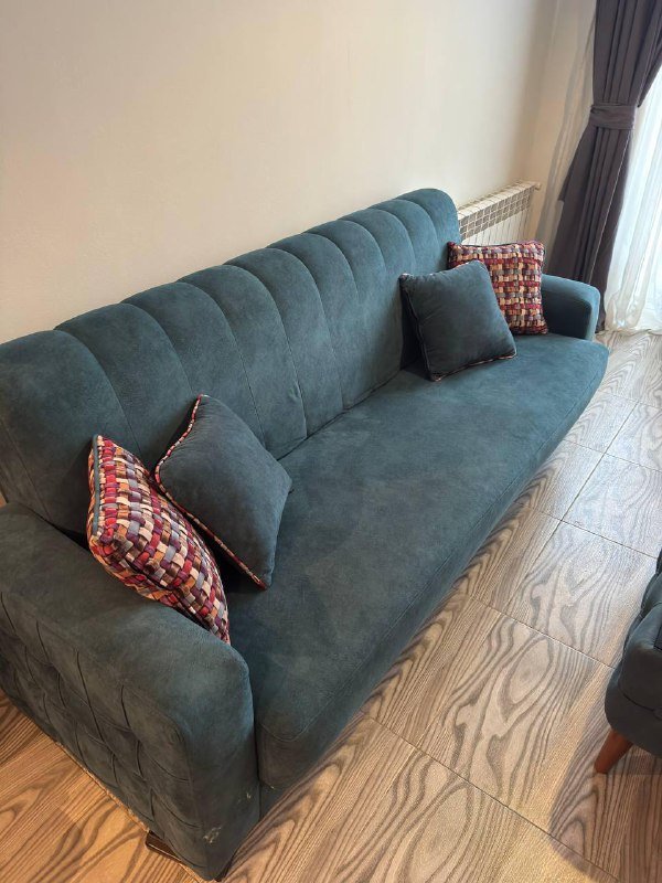 Диван, два кресла, журнальный столик, шторы