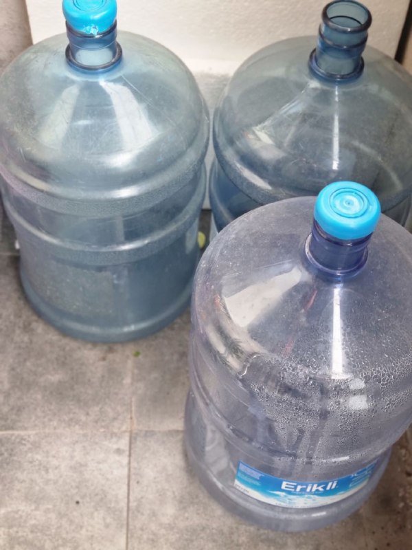 Пустые бутыли для воды