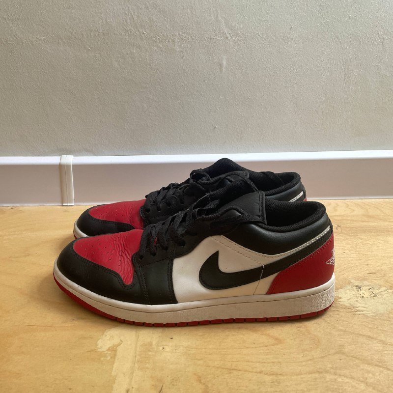 кресло игровое, подушки, пальто, обувь, меч катана, камуфляжная форма, тейп 5