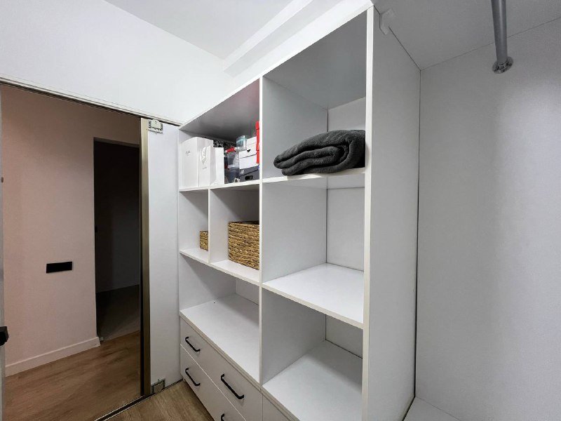 Квартира 3 комнаты, 1 спальня, кухня, гардеробная, балкон