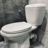 Унитаз с сифоном, умывальник с краном и зеркало 4