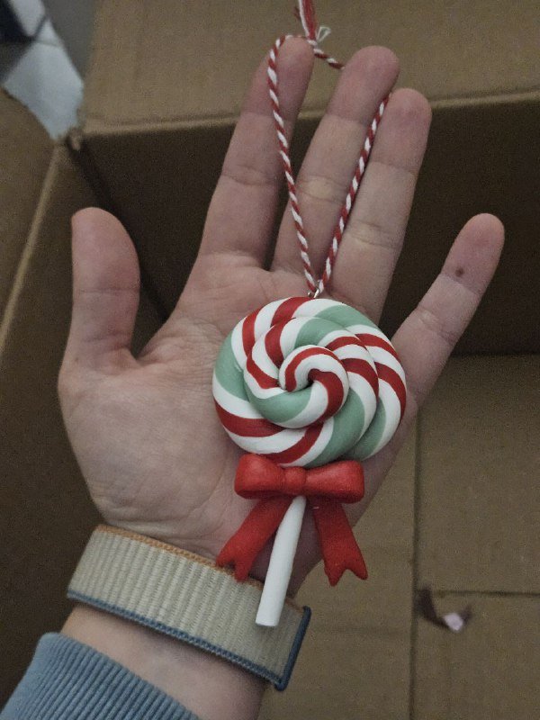 Новогодний бокс с украшениями и гирляндами 6