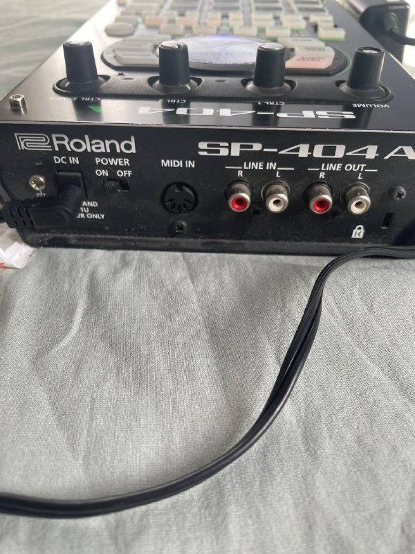 Семплер Roland SP-404A с питанием и картой памяти 32ГБ 2