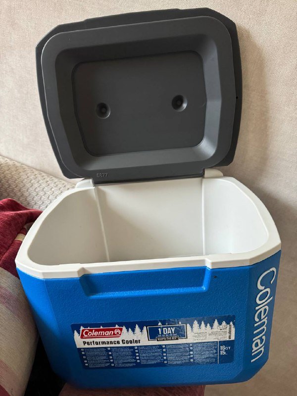 Летний холодильник Coleman с одноразовой посудой 2