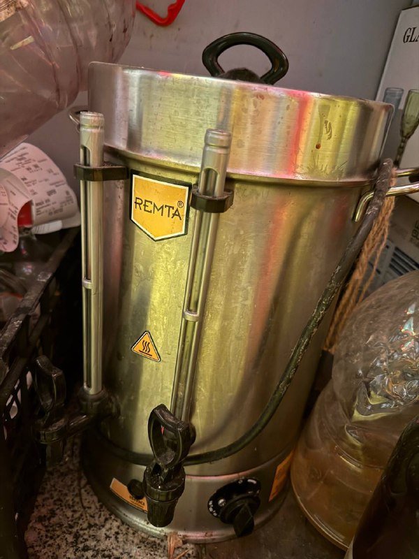 Неоновые вывески, растения, ковры, картины, мебель, бытовая техника, телевизоры, магнитофон 7