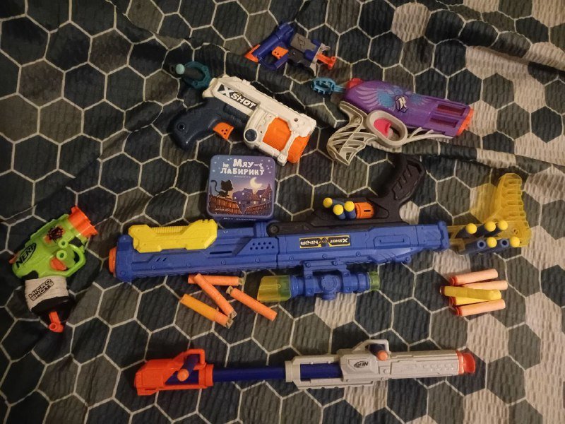 Синее ружье, 2 маленьких пистолета, длинная труба, фиолетовый и белый пистолет, лабиринт