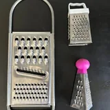 Металлическая миска, терки, подставка для крышек, лейка, ножи, бокалы 2