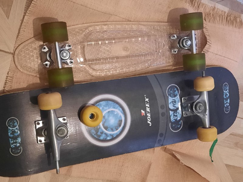 Скейты, один в идеальном состоянии, второй с проблемой 4