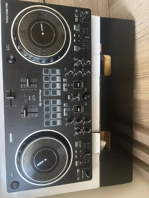 DJ-контроллер Pioneer DDJ-REV1