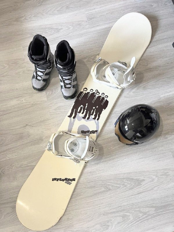 Комплект экипировки для сноуборда: доска, ботинки, шлем, очки, защитные шорты 2