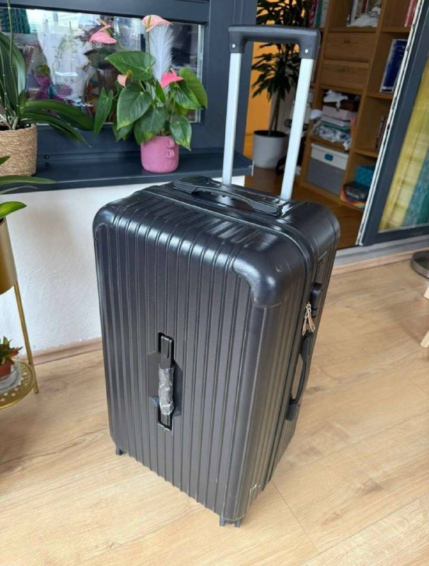 Черный чемодан для путешествий