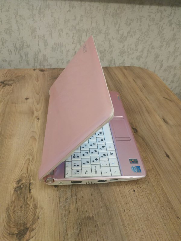 Розовый нетбук Acer 3