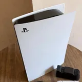 PS5 с двумя геймпадами 4