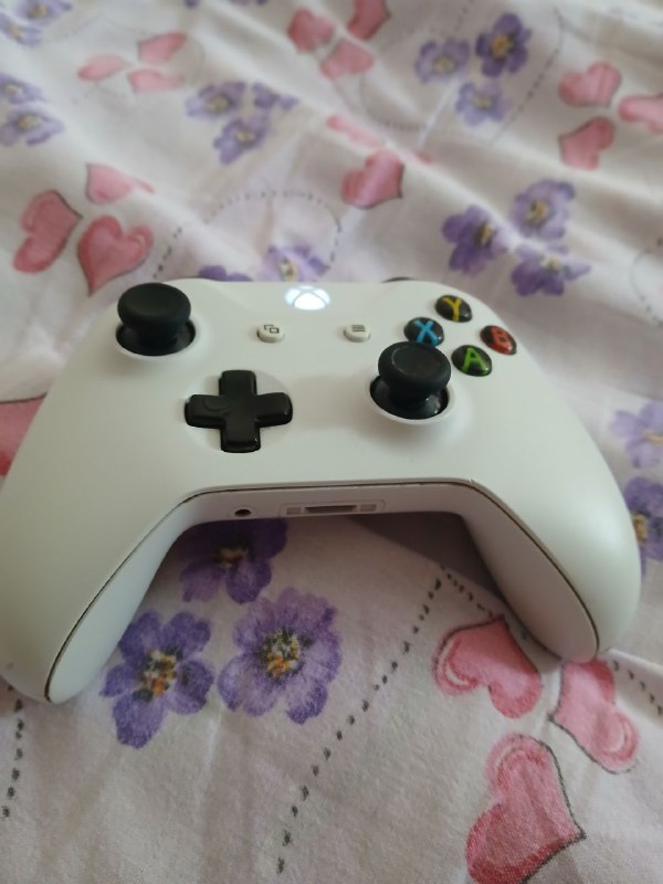 Xbox One X с геймпадом и играми 4