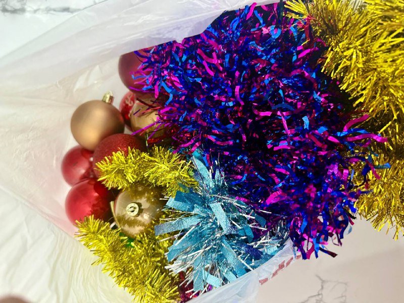 Новогодняя ёлка с шарами, мишурой и гирляндой 3