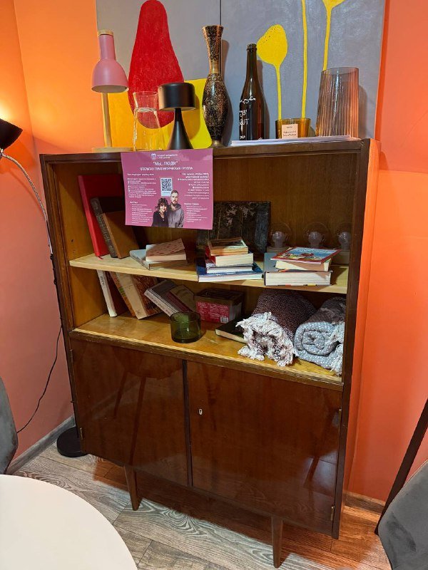 винтажный шкаф, 4 винтажных стула