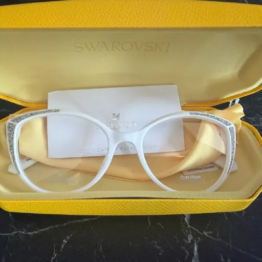 Swarovski-ის სათვალე