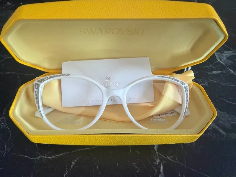 Swarovski-ის სათვალე