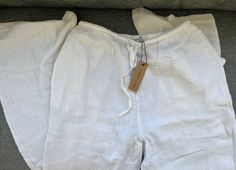 Белые брюки Isla & Bird, платье Asos Design 3