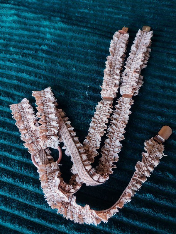 Джинсовка, белые джинсы, розовые подтяжки, кроптоп 3