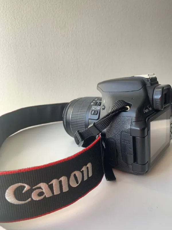 Canon EOS 600D фотоаппарат с объективом 1